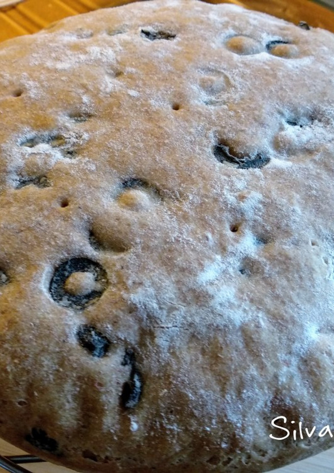 Una foto de 99.🍞Pan de aceitunas negras con salsa de yogur🍶