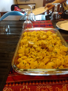 Una foto de Ensalada clasica de papas y huevo duro con color
