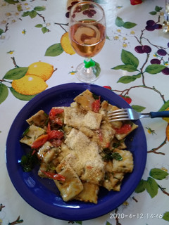 Una foto de Salsa FÁCIL y RIQUÍSIMA para pastas... Ravioles, capelletis..
