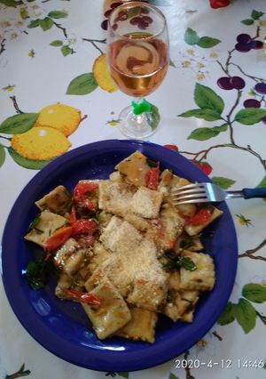 Una foto de Salsa FÁCIL y RIQUÍSIMA para pastas... Ravioles, capelletis..