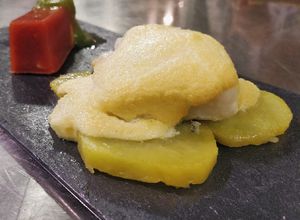 Una foto de Bacalao confitado con muselina de ajo