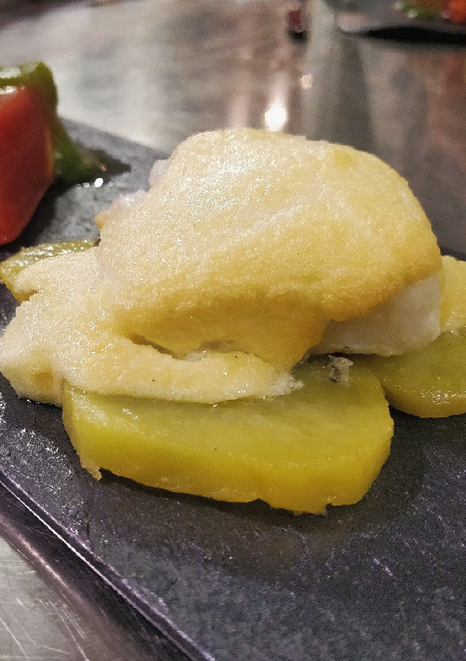 Una foto de Bacalao confitado con muselina de ajo