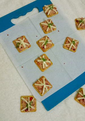 બિસ્કીટ કેનપેઝ (Biscuit Canpase Recipe In Gujarati) રેસીપી મુખ્ય ફોટો