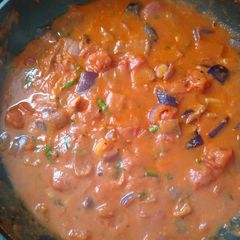 A picture of Chunky tomato and basil pasta sauce (vegan).