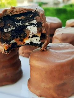 Una foto de ALFAJORES OREO!! y con Corazón de DULCE DE LECHE!!