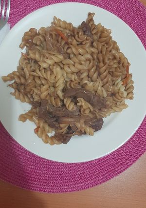Una foto de Fideos saltados criollos