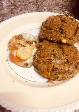 Una foto de Hamburguesa de lentejas con torre de vegetales