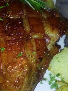 Sült bőrös császárhús rozmaringos burgonyával recept fotója