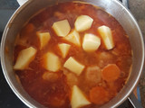 Guisado con albóndigas