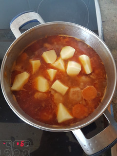 Una foto de Guisado con albóndigas