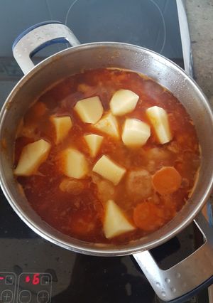 Una foto de Guisado con albóndigas