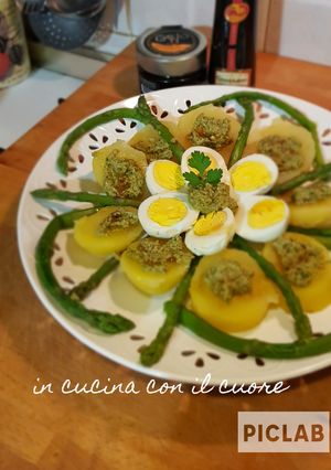 Foto di Uova con insalata di patate e asparagi in salsa verde al balsami