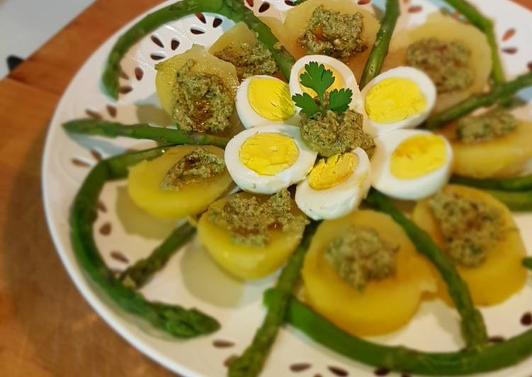 Uova con insalata di patate e asparagi in salsa verde al balsami