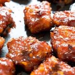 A picture of Honey siracha chicken.