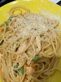 Una foto de Spaghetti con pollo y arveja (Receta de mi abuela) 👵🏼