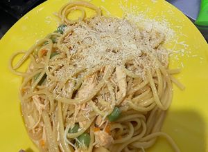 Una foto de Spaghetti con pollo y arveja (Receta de mi abuela) 👵🏼