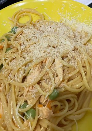 Una foto de Spaghetti con pollo y arveja (Receta de mi abuela) 👵🏼