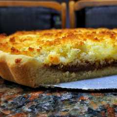 A picture of Clásica tarta de coco y dulce de leche 🥥🥧.