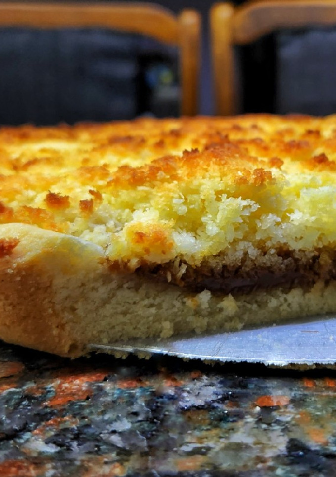 Una foto de Clásica tarta de coco y dulce de leche 🥥🥧