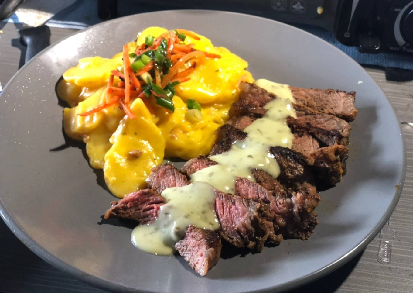Grilled strips with creamy coriander sauce and fried potatoes