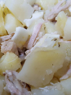 Una foto de Ensaladita de Patata, Huevo y Restos de pollo asado😋🍽