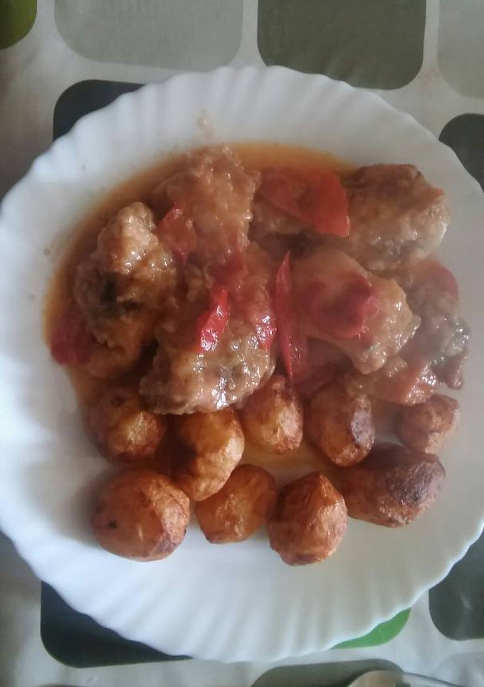 Una foto de Pollo con pimientos y cebolla