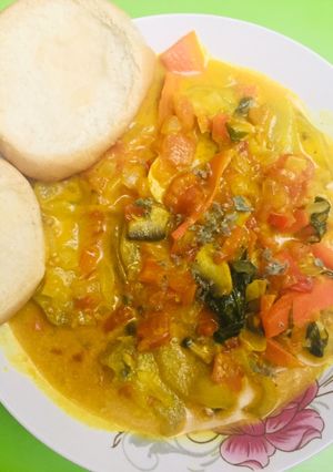 Una foto de Sopa de vegetales con leche de coco y curry 🥥🍆🍲