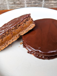 Una foto de Alfajores de chocolate