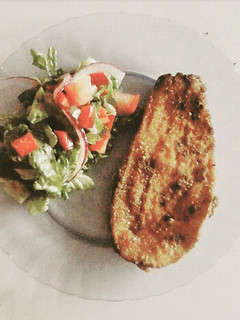 Una foto de Milanesas de berenjenas con ensalada vegan