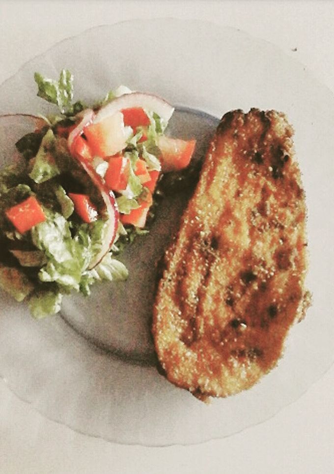 Una foto de Milanesas de berenjenas con ensalada vegan