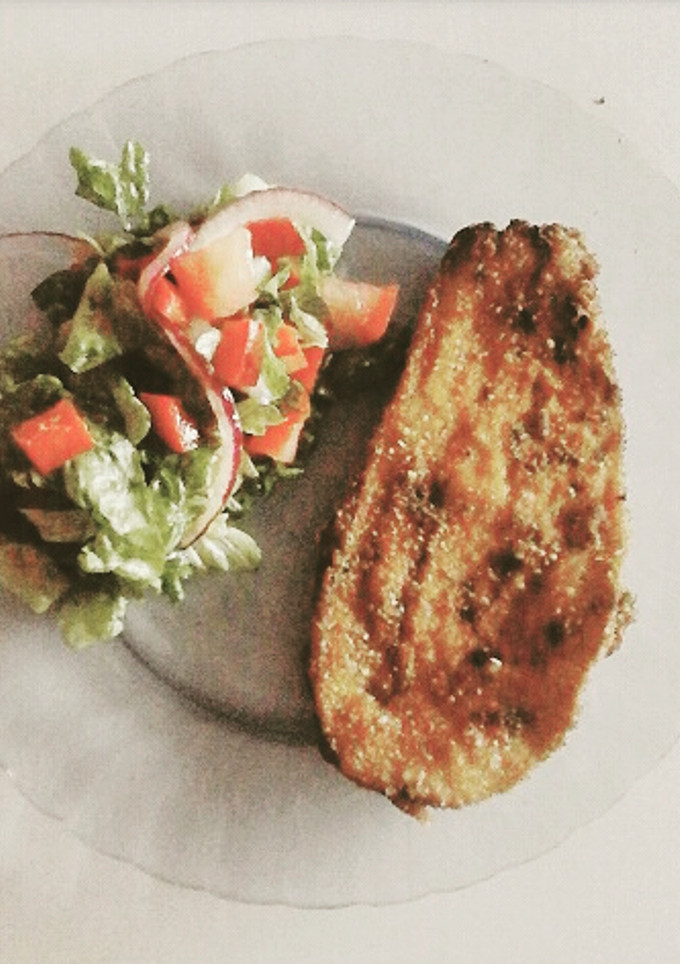 Una foto de Milanesas de berenjenas con ensalada vegan