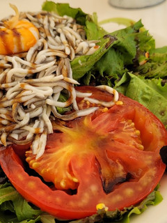 Una foto de Ensalada Tibia con Gulas y Langostinos