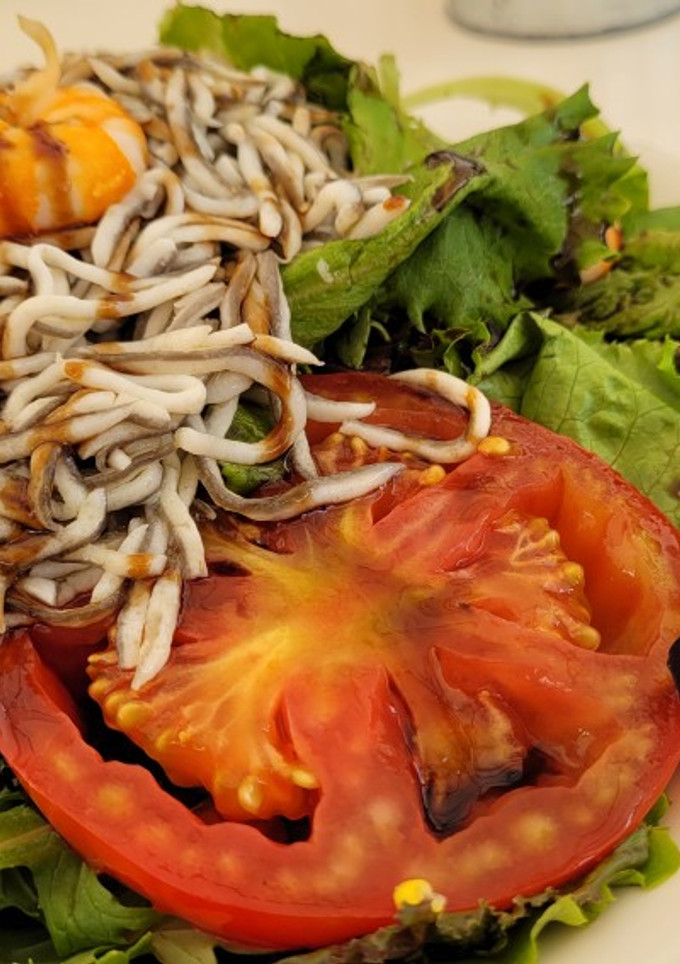 Una foto de Ensalada Tibia con Gulas y Langostinos