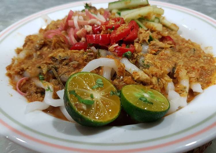 Recipe of Perfect Asam Laksa (Spicy and Tangy Fish Broth with Rice Noodles)