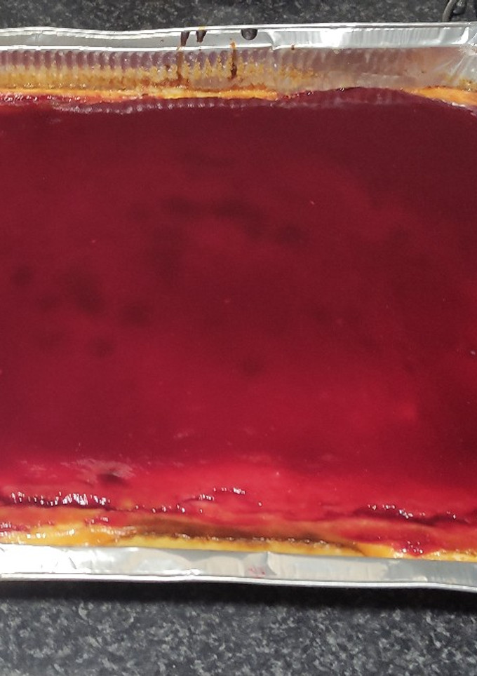 Una foto de Tarta de queso de la Viña con sirope de frambuesa