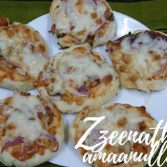 A picture of Mini Chicken Tandoori Pizzas.