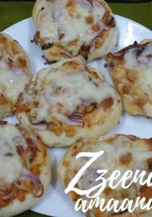 A picture of Mini Chicken Tandoori Pizzas.