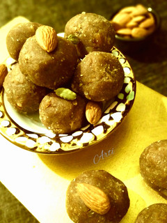 आटा गुड़ लड्डू (Aata gud Laddu recipe in Hindi) रेसिपी मुख्य फोटो