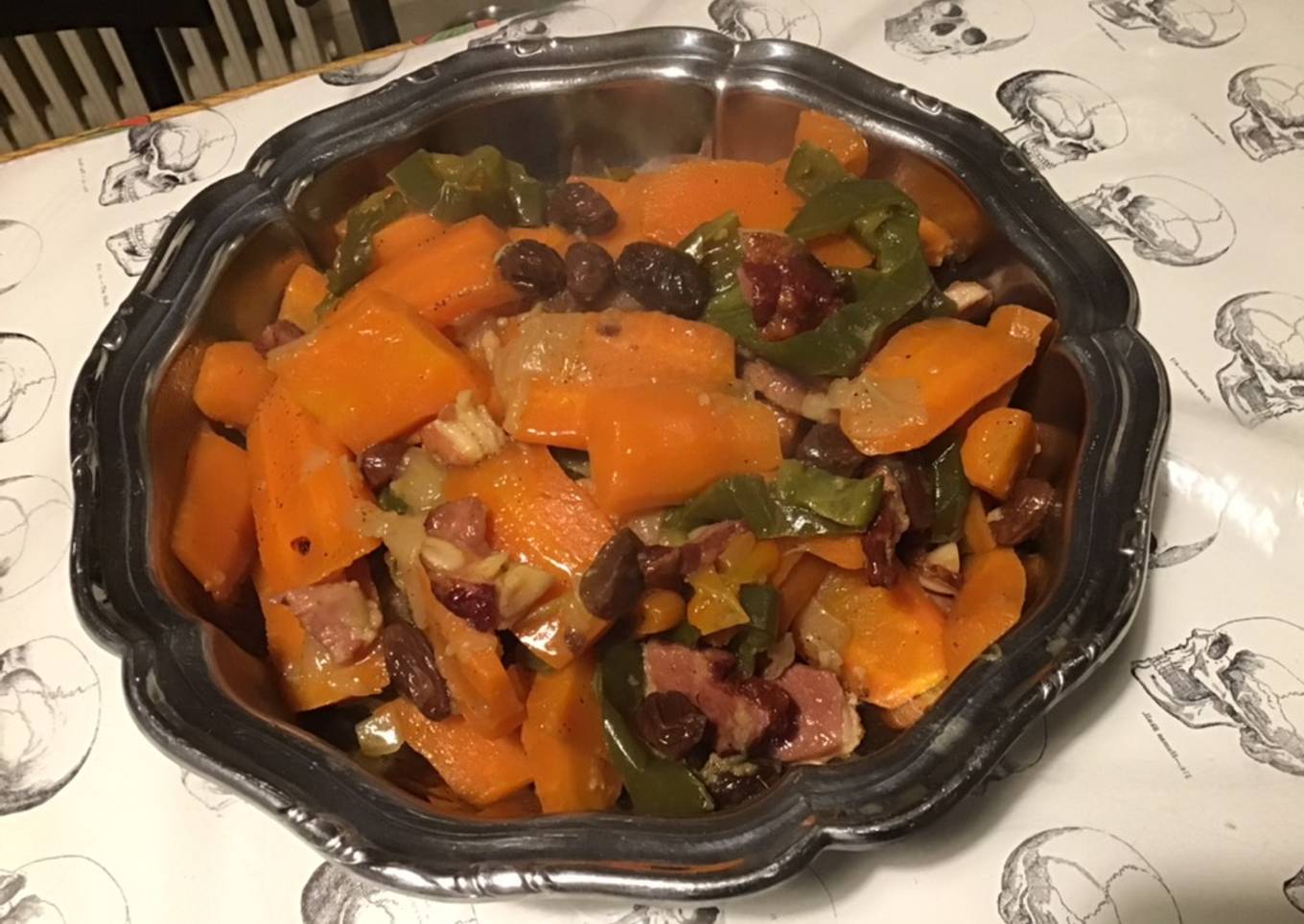 Carottes au lard, poivrons verts et raisins secs