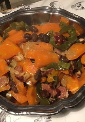 Une photo de Carottes au lard, poivrons verts et raisins secs