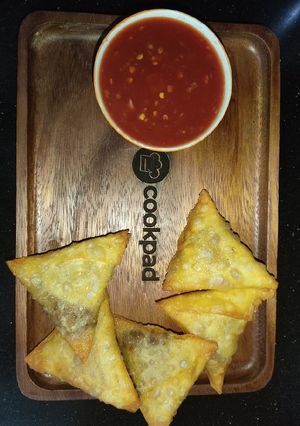 A picture of Beef Qeema Samosa.