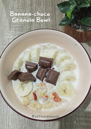 Foto resep Banana Choco Granola Bowl