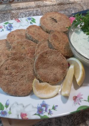 Una foto de Berenjenas Apanadas con Salsa de Yogur y hierbas🍆🌿