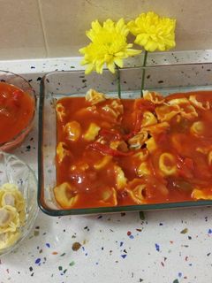 Una foto de Cappellettis rellenos de jamón con salsa de tomate casera