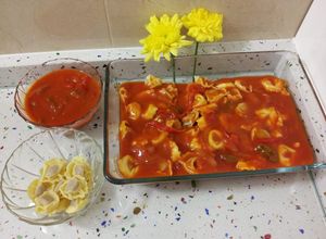 Foto principal de Cappellettis rellenos de jamón con salsa de tomate casera