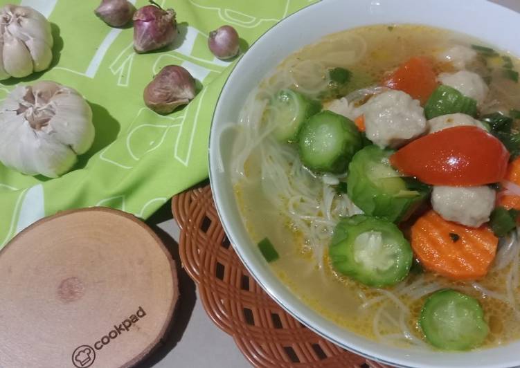 Bagaimana Menyiapkan Tumis kuah oyong, bakso, wortel dan soun yang Lezat Sekali