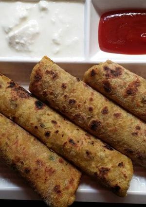 खिचड़ी की पूड़ी (Khichdi ki pudi recipe in hindi) रेसिपी मुख्य फोटो
