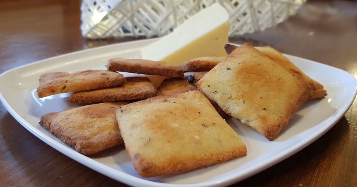 Cheesy Keto Crackers Recipe by Lisa Jervis - Cookpad