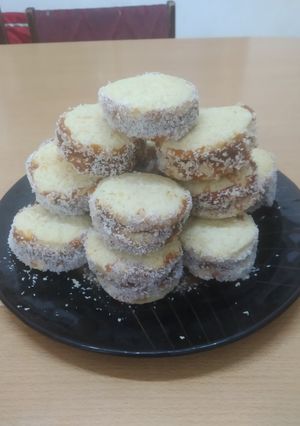 Una foto de 🛐 Alfajores de maicena 🛐 (~￣³￣)~