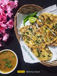 સ્ટફડ ચીઝ ચીલી ગાર્લિક નાન (Stuffed Cheese Chilli Garlic Naan Recipe In Gujarati) રેસીપી મુખ્ય ફોટો